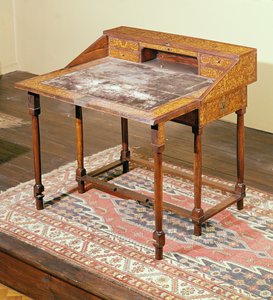 Skrivebord, valnøtt med arabesk intarsia, ca. 1690